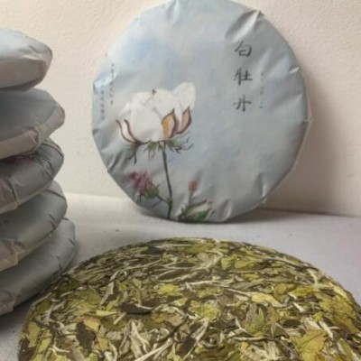 2020年福鼎高山白牡丹茶饼明前头采日晒花香白茶300克饼厂家批发